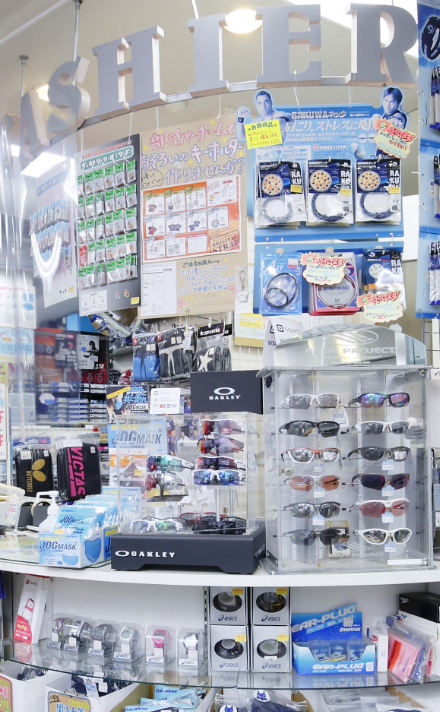 スポーツ用サングラスやリストバンドなどが並ぶ商品棚